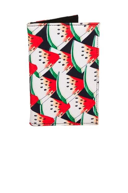 Funda para pasaporte de neopreno con estampado de sandías. Es de Asos 11,27 euros.