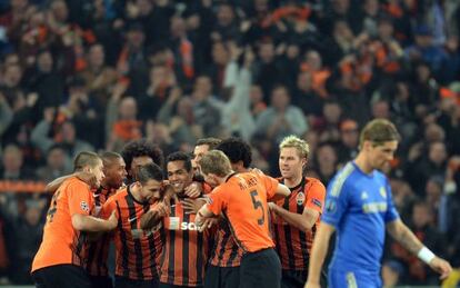 Los jugadores del Shakhtar celebran el primer gol.