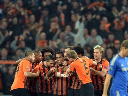 Los jugadores del Shakhtar celebran el primer gol.