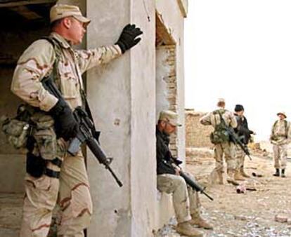 Soldados norteamericanos vigilan los alrededores del aeropuerto de Mazar-i-Sharif.