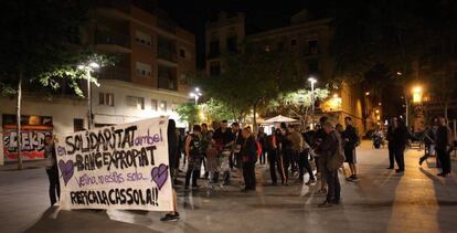 Cacerolada en el barrio de Gr&agrave;cia por el Banc Expropiat.