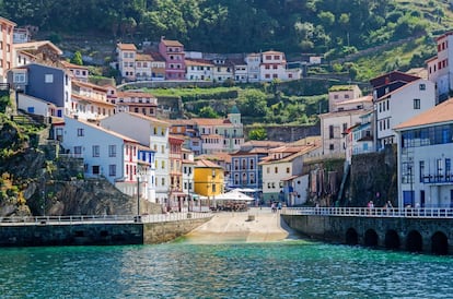 Situada a 52 kilómetros al este de la ciudad de Gijón está la villa de Cudillero, un anfiteatro de casas de colores que abrazan la plaza de la Marina y empinadas cuestas por las que se llega a sus miradores para disfrutar de las brisas marinas y las vistas del coqueto puerto de uno de <a href="https://elviajero.elpais.com/elviajero/2019/05/13/album/1557750388_253934.html " target="_blank">los pueblos más bonitos de Asturias</a>. Más información: <a href="https://www.turismocudillero.com/" target="_blank">turismocudillero.com</a>