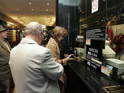 Taquilla del cine Conde Duque. Un distintivo en el cristal anuncia el descuento para mayores.