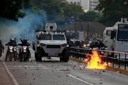 Una tanqueta de la Policía Nacional Bolivariana (PNB) recorre la Avenida Libertador, en Caracas. En el vehículo se aprecia la frase "Proteger, defender y servir", mientras avanza con funcionarios en motos para reprimir las protestas en el este de la capital.