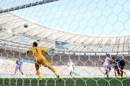 Hummels marca el gol de la victoria alemana.