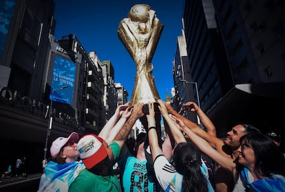 Aficionados celebran en las calles de Buenos Aires.