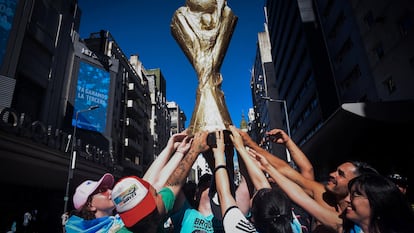 Aficionados celebran en las calles de Buenos Aires.