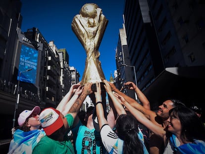 Aficionados celebran en las calles de Buenos Aires.