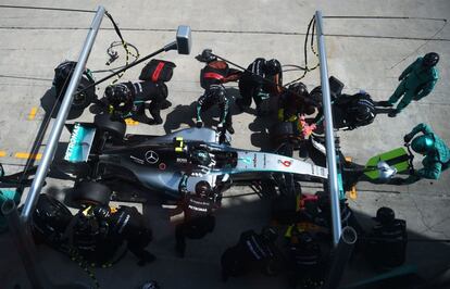 El Mercedes de Nico Rosberg, durante un pit stop