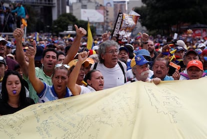 Partidarios de la oposición venezolana participan en una protesta contra el Gobierno de Maduro en Caracas.