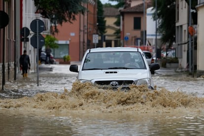 Un automóvil cruza una calle inundada de Castel Bolognese, este miércoles.