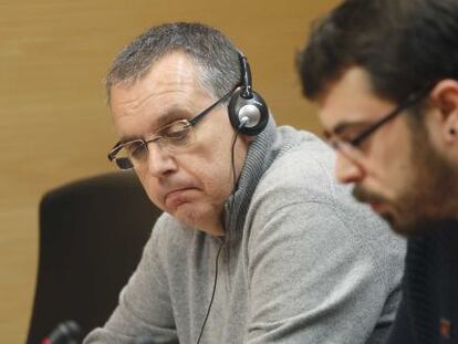 El diputado de Política Social, Ander Rodríguez (primer plano), presenta este viernes las conclusiones de un estudio sobre la implantación de la renta básica en Gipuzkoa junto al catedrático de Economía Jordi Arcarons.