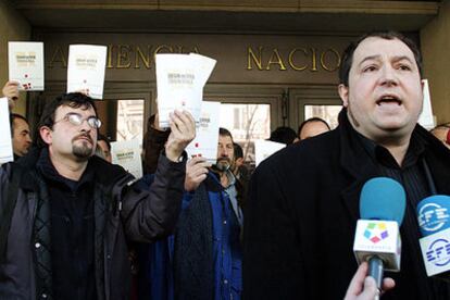 Pernando Barrena (derecha) y otros de los procesados de Batasuna, ayer, ante la Audiencia Nacional.