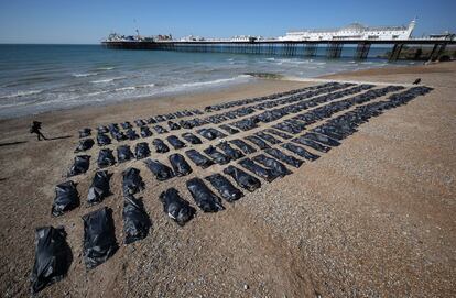 Doscientos voluntarios de Amnista Internacional se han metido en bolsas para cadveres en una playa de Brighton (Inglaterra) en un acto por la crisis migratoria en el Mediterrneo.