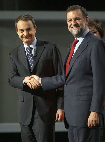 Zapatero y Rajoy se estrechan la mano antes del inicio de su segundo cara a cara