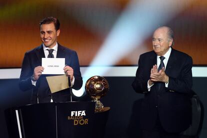 El defensa italiano Fabio Cannavaro (i) y el presidente de la FIFA Jospeh Blatter en el momento que se anuncia al jugador argentino Lionel Messi ganador del Balón de Oro 2012.