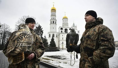 El buho Filya y la azor Alpha junto a dos cetreros en el recinto del Kremlin