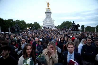 Centenares de personas se congregan en el exterior del palacio de Buckingham. La residencia oficial de Isabel II en Londres, y el castillo de Balmoral, en Escocia, donde esta falleció el jueves, comenzaron este viernes desde primera hora a llenarse de visitantes, que dejaron flores y mensajes en homenaje a la reina.