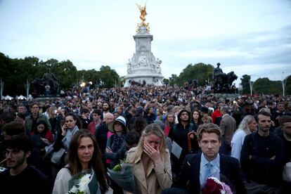 Centenares de personas se congregan en el exterior del palacio de Buckingham. La residencia oficial de Isabel II en Londres, y el castillo de Balmoral, en Escocia, donde esta falleció el jueves, comenzaron este viernes desde primera hora a llenarse de visitantes, que dejaron flores y mensajes en homenaje a la reina.
