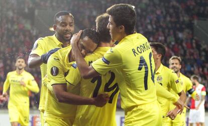 Los jugadores del Villarreal celebran el primer gol.