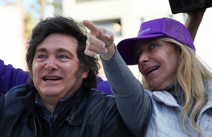 Javier y Karina Milei en un mitin de La Libertad Avanza, en Buenos Aires, el 27 de agosto.