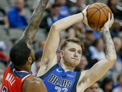 Doncic (d), defendido por John Wall.