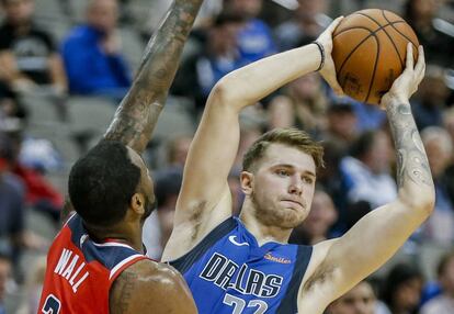 Doncic (d), defendido por John Wall.