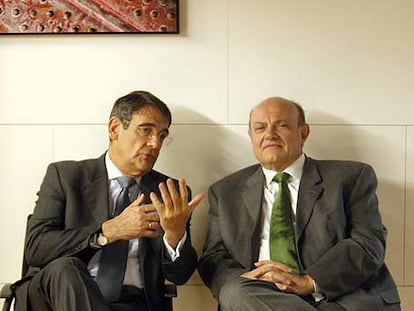 Juan Ramón Quintás (derecha) junto al director general adjunto de la Confederación de Cajas, José Antonio Olavarrieta.