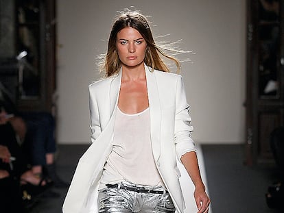 La modelo Cameron Russell ha trabajado para los grandes. En la foto, con un pantalón plateado de Balmain para esta temporada.