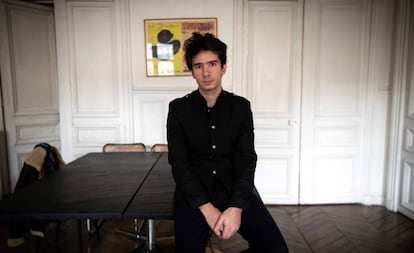 El abogado Juan Branco, que representa al artista ruso Piotr Pavlensky, el 14 de febrero en su despacho