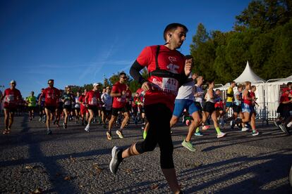 Varias personas durante la XV Carrera Popular del Corazón, en la Casa de Campo, a 28 de septiembre de 2024, en Madrid.