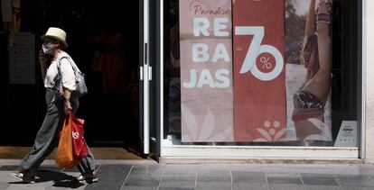 Rebajas de verano en comercios del centro de Sevilla.