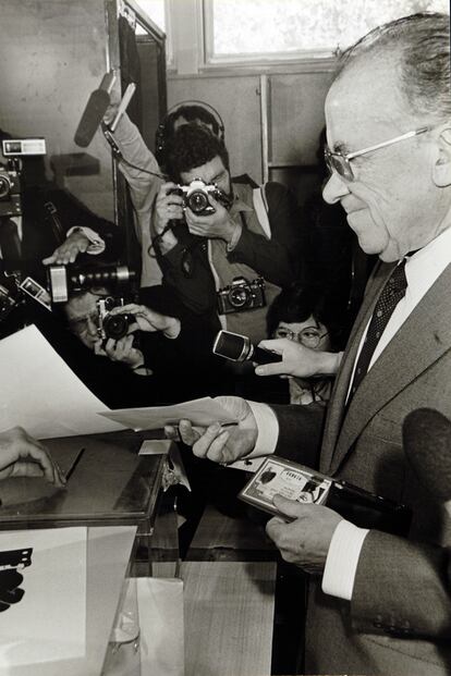 Santiago Carrillo. En 1976 el líder comunista regresó a España y en 1977 el PCE fue legalizado, por lo que pudo concurrir a los comicios del 82. Carrillo iba a votar vestido de manera muy formal: en traje y con corbata, lejos de la imagen estereotipada de un luchador de la clase obrera.