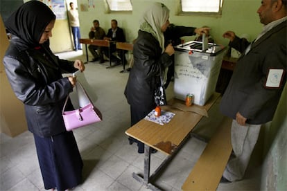 Dos mujeres emiten su voto en la localidad iraquí de Baquba. El voto femenino será decisivo en estos comicios, en los que se eligen 275 escaños del Parlamento.