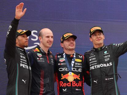 Lewis Hamilton, Max Verstappen y George Russell celebran en el podio tras el GP de España en el Circuit de Catalunya en Montmeló.