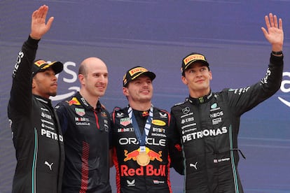 Lewis Hamilton, Max Verstappen y George Russell celebran en el podio tras el GP de España en el Circuit de Catalunya en Montmeló.