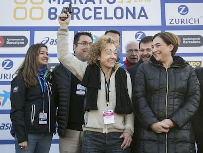 Marta Carranza, junto a Ada Colau, da la salida al Marat&oacute;n de Barcelona.