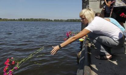Una mujer tira flores al río durante una ceremonia para las víctimas del naufragio del 'Bulgaria', en Kazán, Rusia