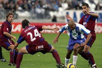 Amoroso intenta irse de Culebras, durante el encuentro Málaga-Levante en el estadio de La Rosaleda.