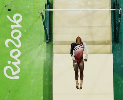 La estadounidense Gabrielle Douglas compite en las barras asimétricas por la final de gimnasia artística.