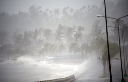 Los fuertes vientos del tifón han hecho que el mar inunde zonas próximas a la costa obligando a miles de personas a abandonar sus hogares. La tormenta ha generado millones de dólares de perdidas llevando la miseria a miles de filipinos.