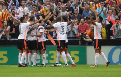 Los jugadores del Valencia CF celebran el primer gol.