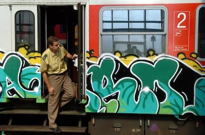 Un tren lleno de grafitis en Erfurt, en el centro de Alemania. 