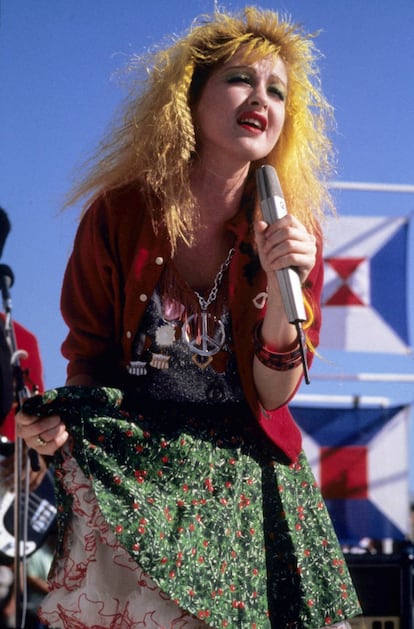 La forma, el tono de de su cabello y el color de su ropa le hacen ascender, directamente, al trono de los Fraggle Rock. A diferencia de otras cantantes que parecen ir disfrazadas en cuanto se atrezan mínimamente, Lauper es quien lleva la ropa y no es la ropa quien la lleva a ella.