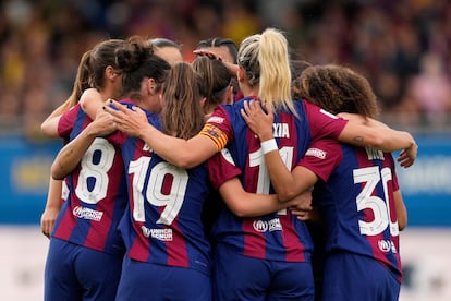 Alexia Putellas celebra su gol junto a sus compañeras, durante el partido de Liga F entre el FC Barcelona y el Madrid CFF.