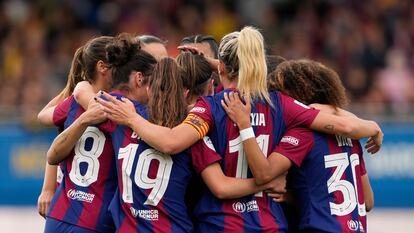 Alexia Putellas celebra su gol junto a sus compañeras, durante el partido de Liga F entre el FC Barcelona y el Madrid CFF.