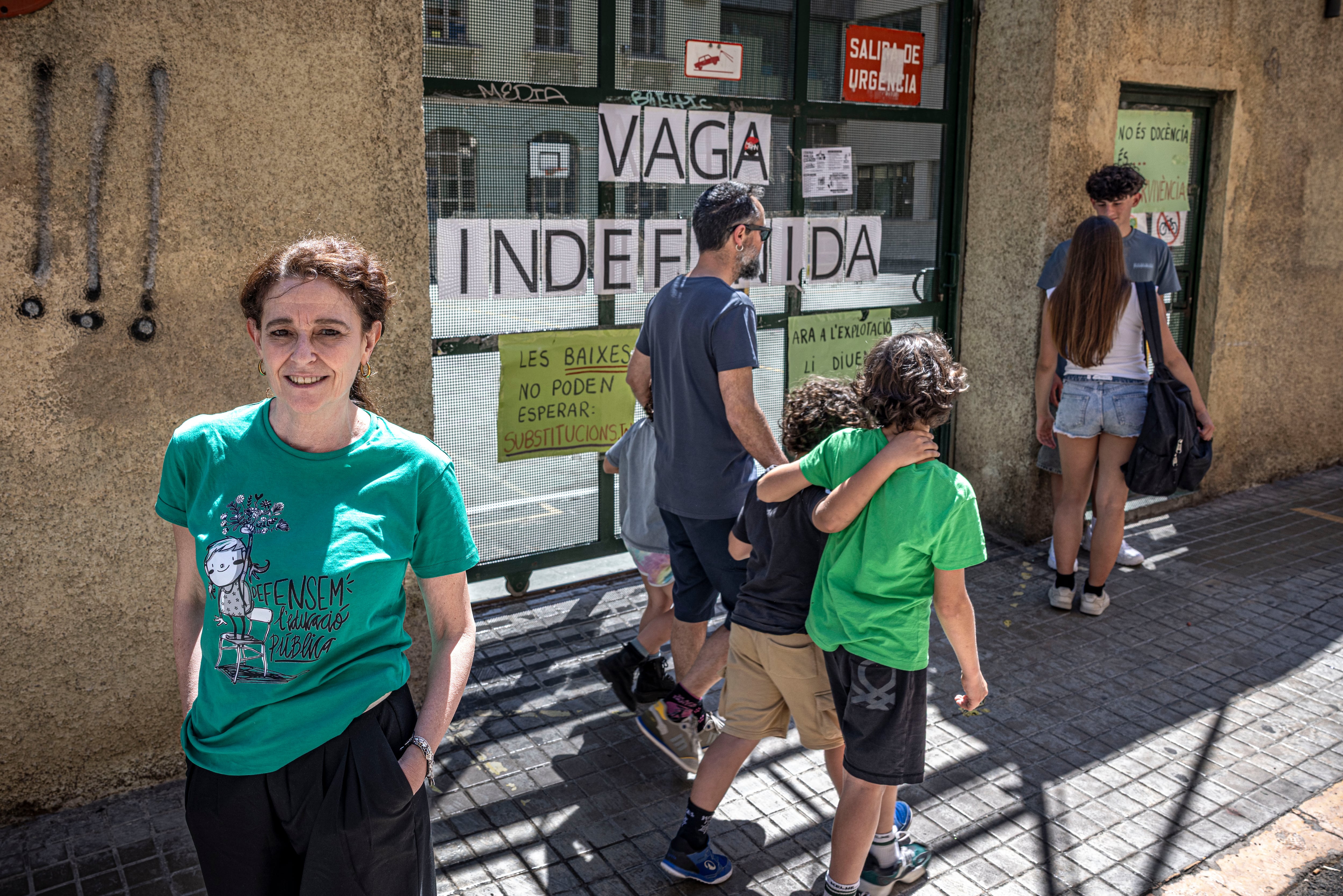 Empar Penadés, maestra del colegio público Cervantes, en Valencia, en la puerta del centro, este viernes.
