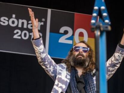 El músico francés Sebastien Tellier durante su actuación en la primera jornada del Sónar.