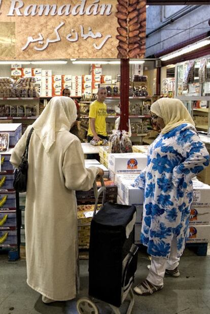 Dos compradoras musulmanas en un puesto de frutos secos de Mercabarna.