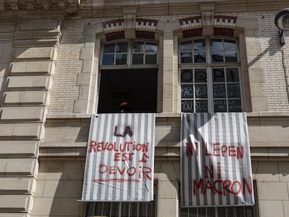 Pancartas que dicen "La revolución es un deber" y "ni Le Pen ni Macron" en la Universidad de la Sorbona el 14 de abril.